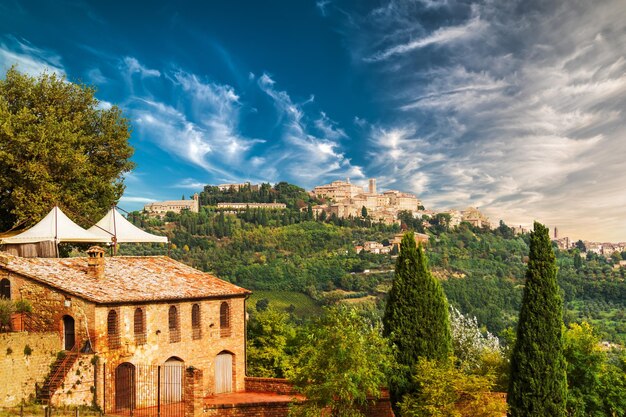 Foto colina toscana al atardecer en italia