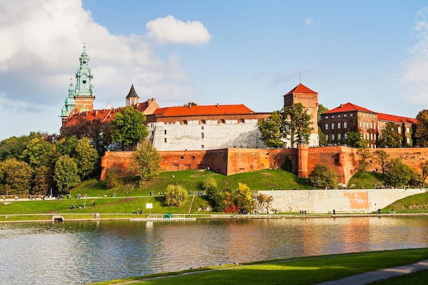 Colina de Wawel con castillo en Cracovia