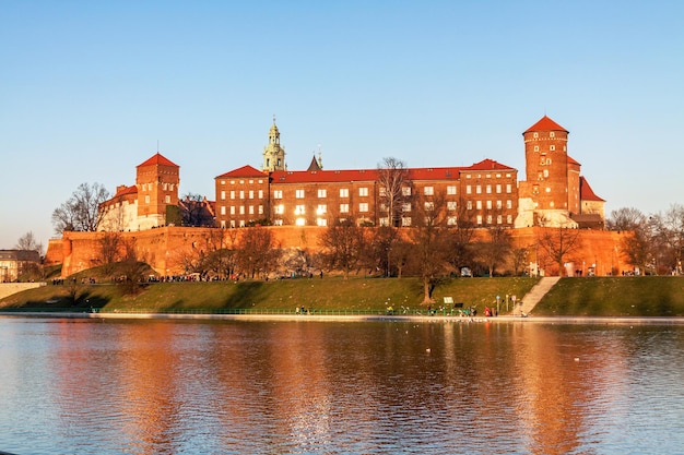 Colina de Wawel con castillo real en Cracovia