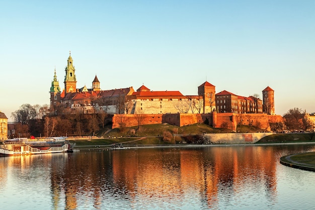 Colina de Wawel con castillo real en Cracovia