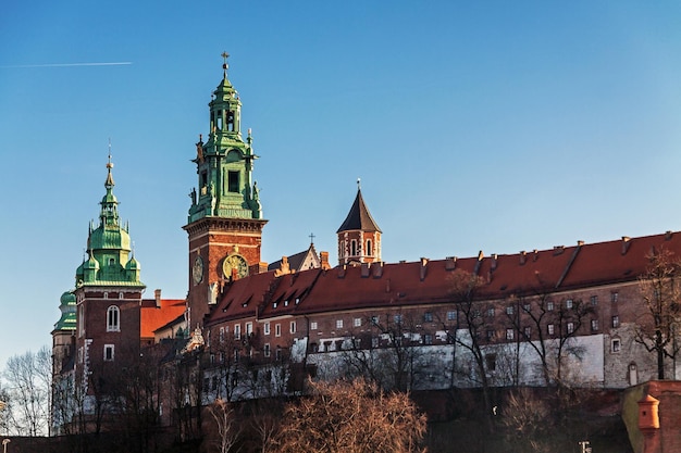 Colina de Wawel con castillo real en Cracovia