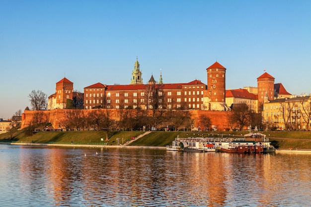 Colina de Wawel con castillo real en Cracovia