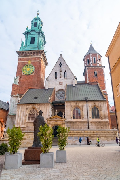 Colina de Wawel con la catedral y el castillo en la torre del reloj de Cracovia