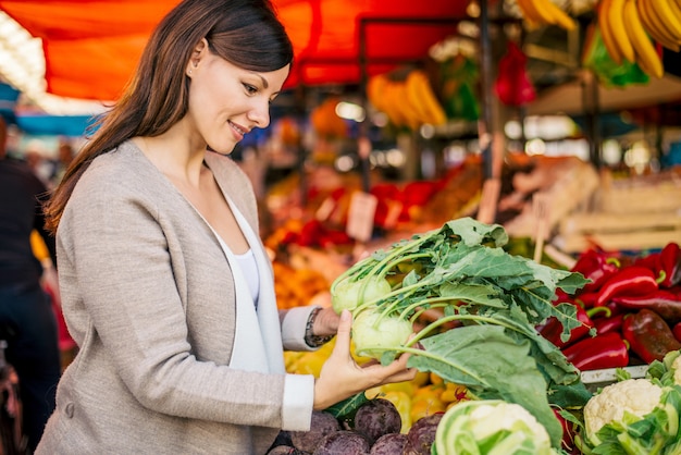 Foto colinabo de compra de la mujer hermosa en el mercado.