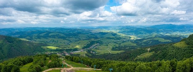 Colinas de la campiña de la Toscana impresionante vista aérea en primavera