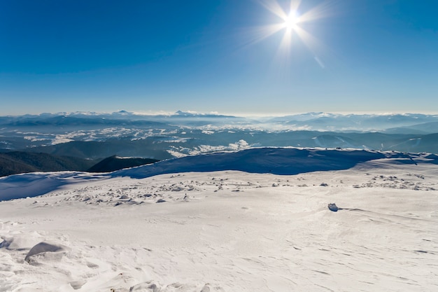 Colinas cobertas de neve nas montanhas de inverno. Paisagem do Ártico. Cena ao ar livre colorida, conceito de comemoração de feliz ano novo.