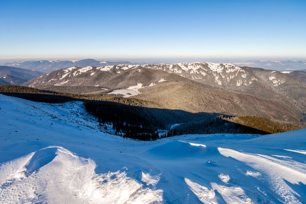 Colinas cobertas de neve nas montanhas de inverno