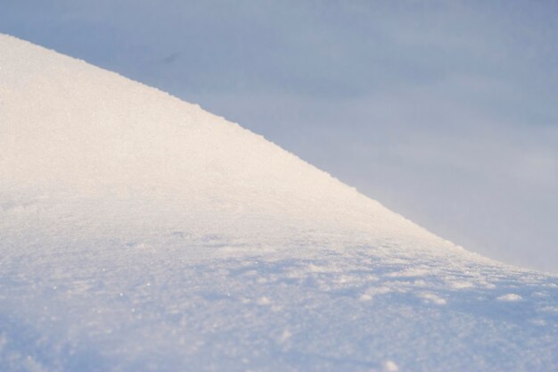 colinas cubiertas de nieve en la soleada tarde helada