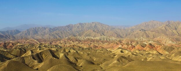 Colinas de arenito amarelo no deserto com céu azul claro Cenário no Tibete