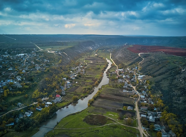 Colinas de Orheiul Vechi e paisagens do rio na Moldávia. Vale do rio Raut nas aldeias Butuceni e Trebujeni da Moldávia. Famoso lugar turístico. Igreja no topo da colina