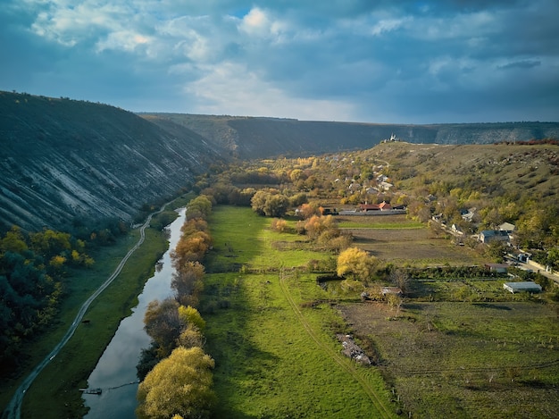 Colinas de Orheiul Vechi e paisagens do rio na Moldávia. Vale do rio Raut nas aldeias Butuceni e Trebujeni da Moldávia. Famoso lugar turístico. Igreja no topo da colina