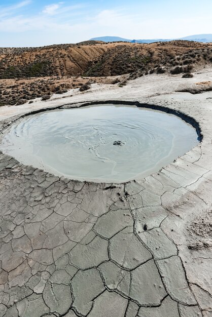 Colinas de vulcões de lama