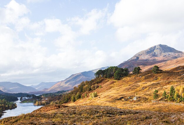 Foto colinas e montanhas em torno de glen affric, no sudoeste da aldeia de cannich, nas terras altas da escócia