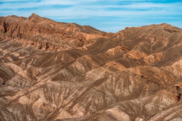 Colinas e montanhas incomuns na paisagem natural do parque nacional do vale da morte zabriskie point nos eua