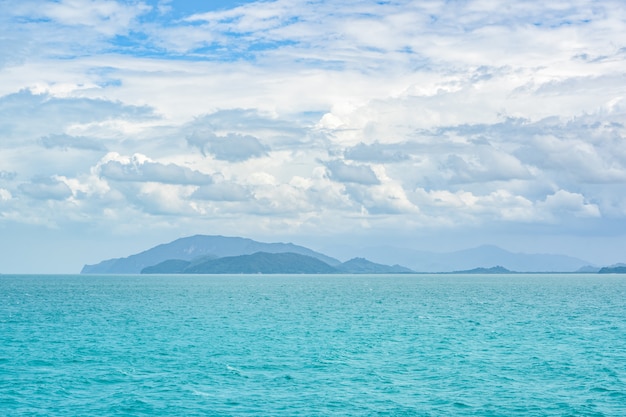 Colinas del mar y nube de cielo en verano