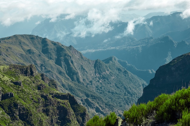 Colinas y montañas rocosas de Madeira Portugal