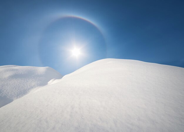 Colinas de nieve y cielo soleado azul profundo