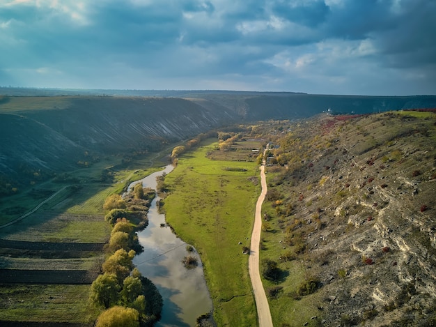 Colinas de Orheiul Vechi y paisajes fluviales en Moldavia. Valle del río Raut en los pueblos Butuceni y Trebujeni de Moldavia. Lugar turístico famoso. Iglesia en la cima de la colina