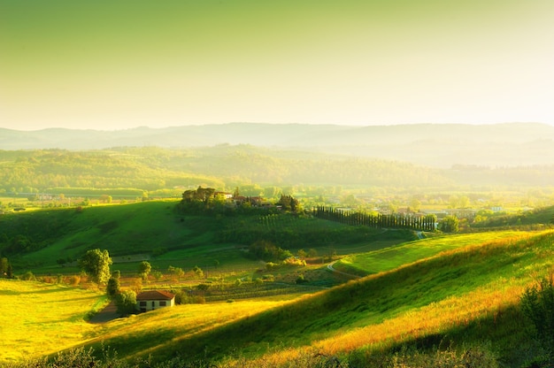 Colinas verdes al atardecer en Toscana Italia Hermoso paisaje de verano Campos con hierba verde fresca