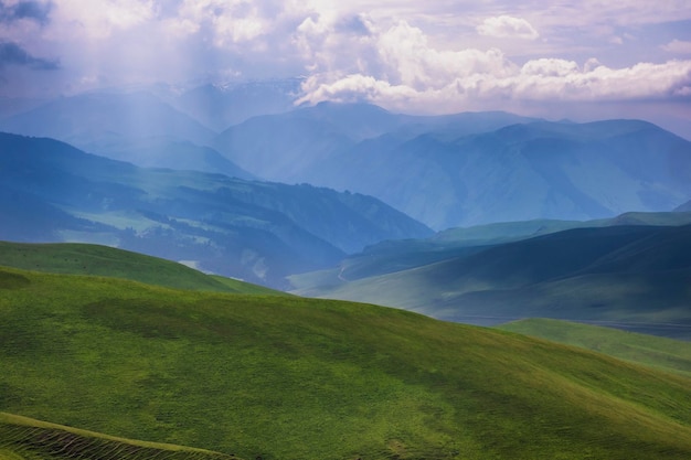 Colinas verdes nas montanhas Zailiysky Alatau, no sistema montanhoso de Tien Shan, na região de Almaty, no Cazaquistão, no verão
