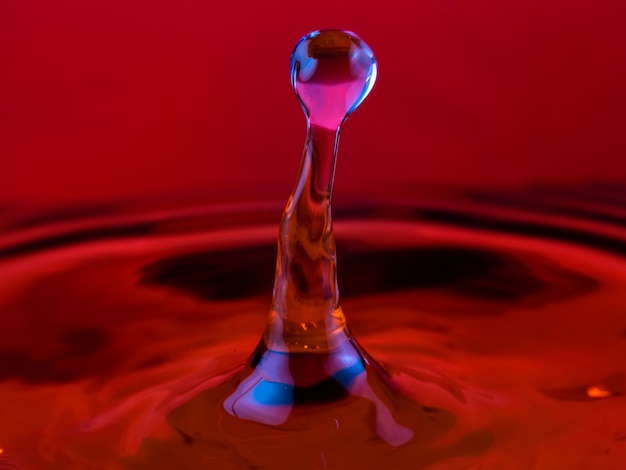 Foto colisão de gota de água com efeito abstrato.