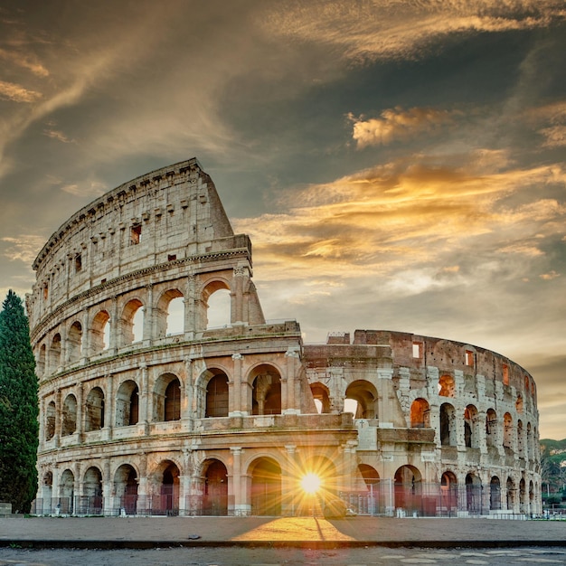 Foto coliseo al amanecer en roma