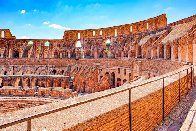 El Coliseo de la antigua Roma hermosa e increíble