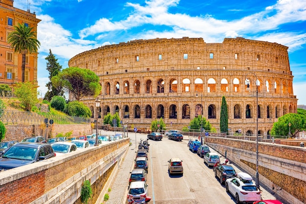 El Coliseo de la antigua Roma hermosa e increíble