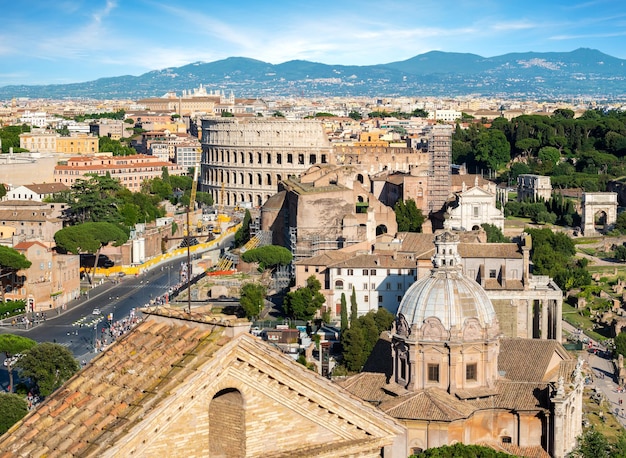 Coliseo y Basílica Santi Giovanni e Paolo en Roma