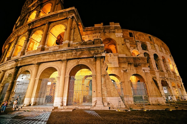 Coliseo en el centro de la ciudad de Roma, Italia por la noche. El Coliseo es un anfiteatro en Roma. Es el más grande del mundo. Roma es la capital de Italia.