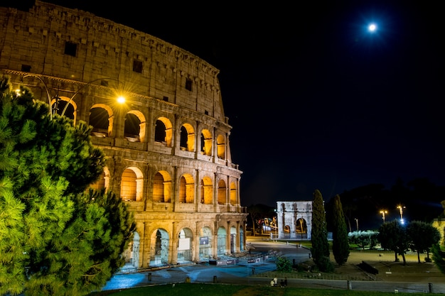 Coliseo del circo de Roma, iluminado por la noche.