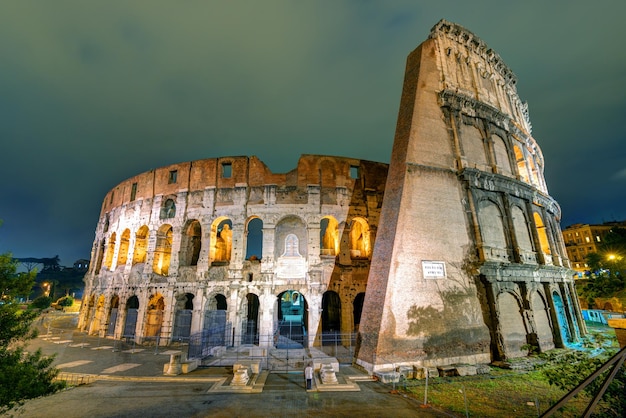 Coliseo Coliseo de noche en Roma