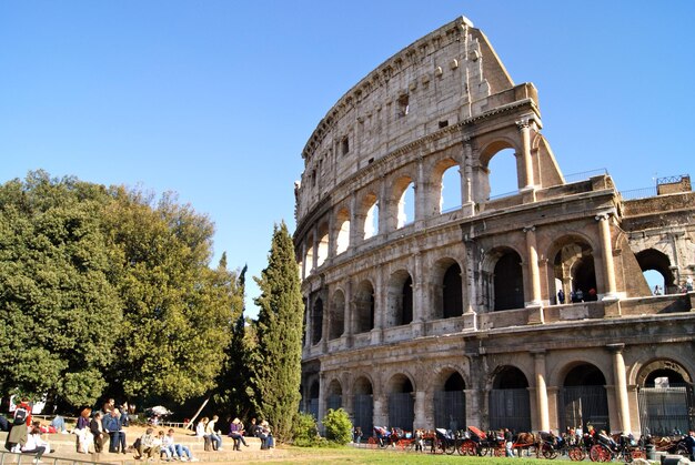 El Coliseo contra un cielo azul claro