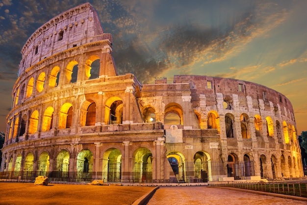 Coliseo iluminado al amanecer, Roma, Italia, ningún pueblo