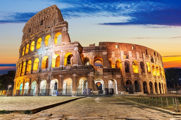 El Coliseo iluminado al amanecer vista frontal Roma Italia