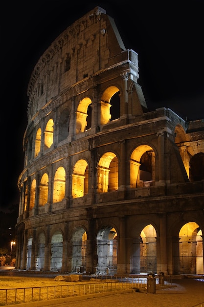 Coliseo de noche en Roma Italia