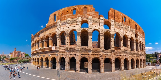 Coliseo o Coliseo, también conocido como el Anfiteatro Flavio, el anfiteatro más grande jamás construido, en el centro de la ciudad vieja de Roma, Italia.
