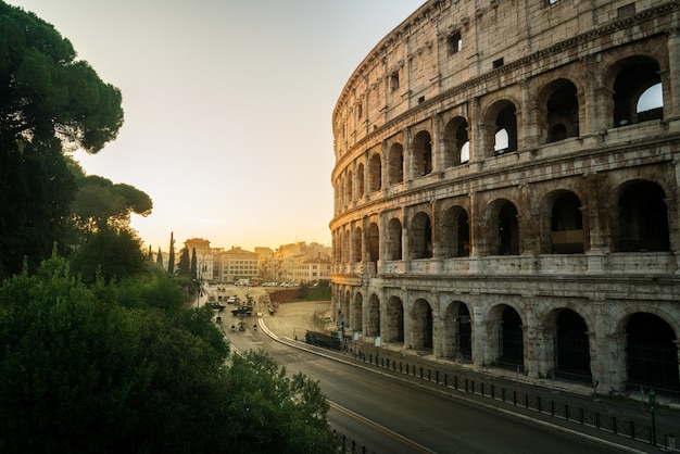 Coliseo de Roma al amanecer en Roma