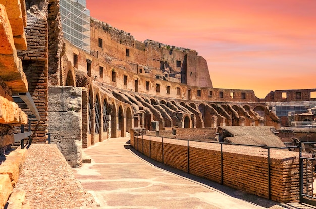 Coliseo de Roma al atardecer