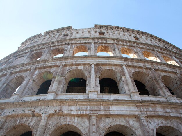 Coliseo de Roma con cielo azul de fondo