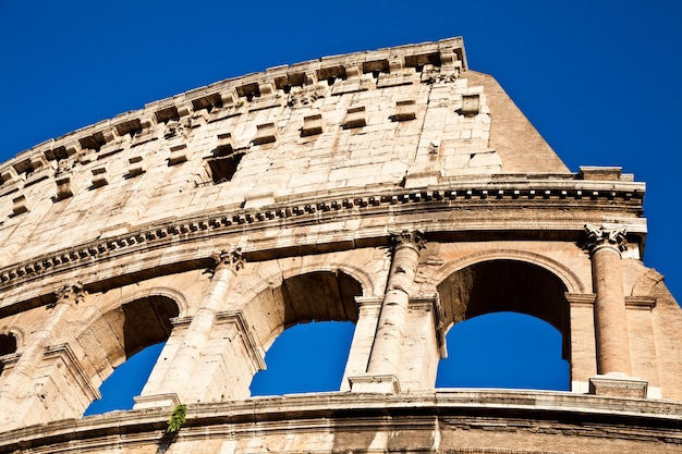 Coliseo de Roma con el cielo azul, símbolo de la ciudad