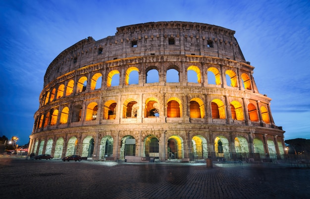 Coliseo en Roma, Italia en la noche