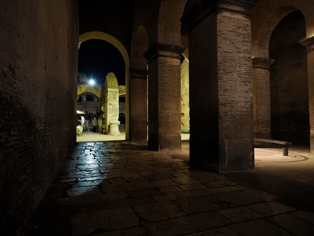 Coliseo Roma vista interior por la noche