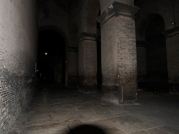 Coliseo Roma vista interior por la noche
