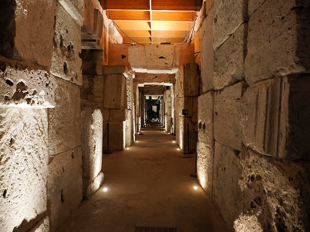 Coliseo Roma vista interior por la noche