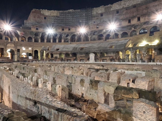 Coliseo Roma vista interior por la noche