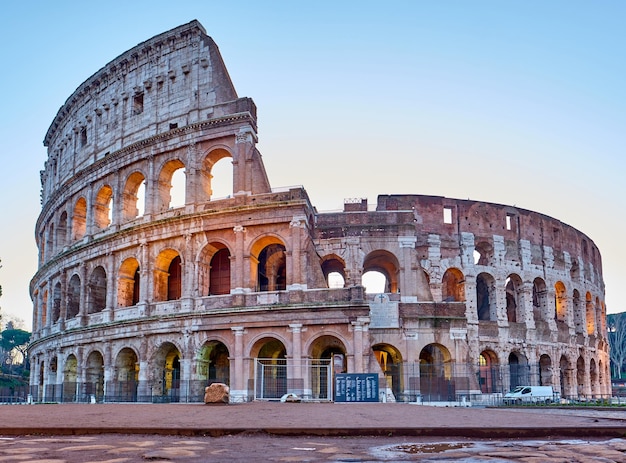 Foto coliseu ao nascer do sol em roma