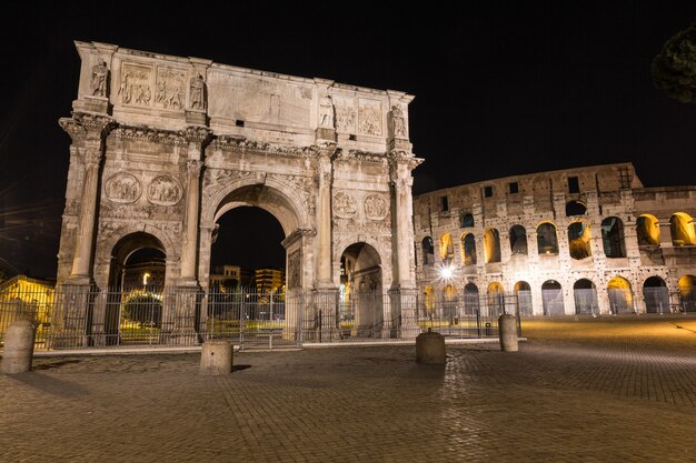 Coliseu e arco do triunfo em roma à noite