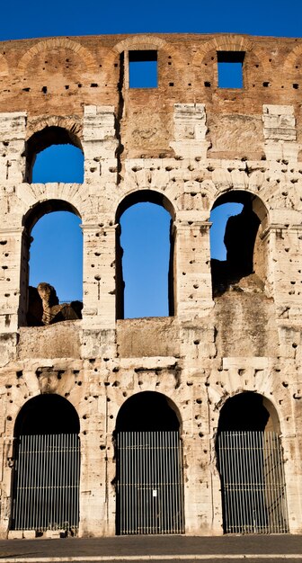 Coliseu em Roma com céu azul, marco da cidade