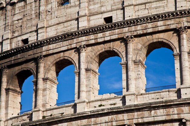 Coliseu em Roma com céu azul, marco da cidade